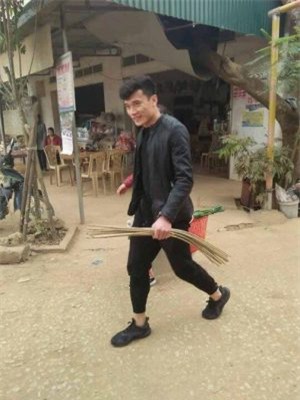 Hé lộ ảnh thủ môn Bùi Tiến Dũng đi chợ mua đồ về gói bánh chưng cùng mẹ